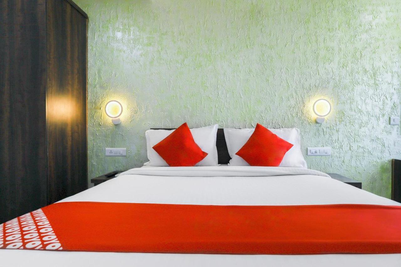 Capital O 71307 Feathers Hotel Kochi Esterno foto