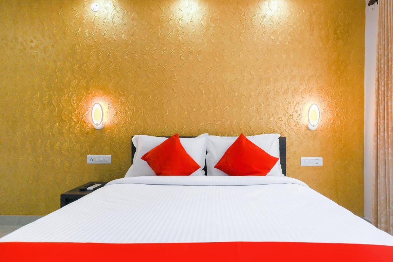 Capital O 71307 Feathers Hotel Kochi Esterno foto