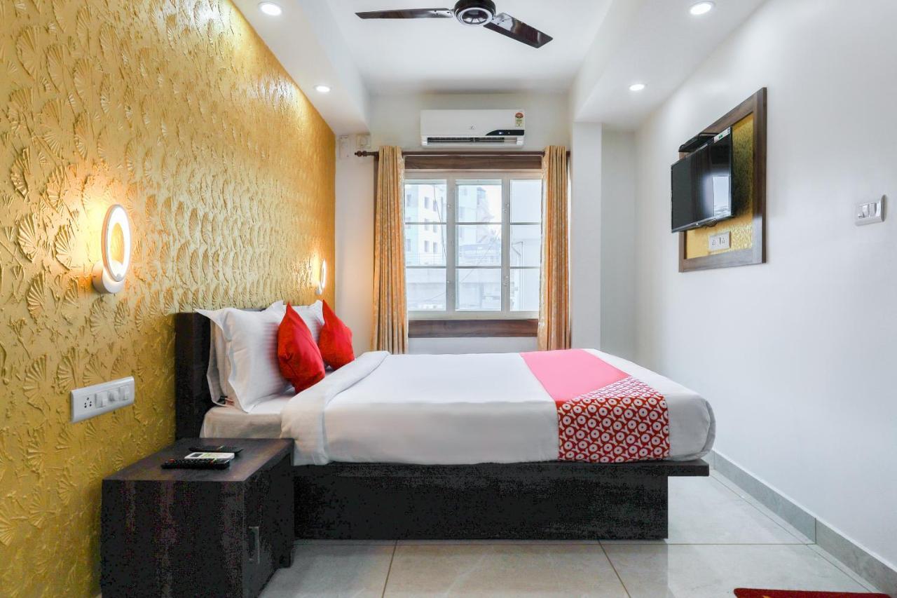 Capital O 71307 Feathers Hotel Kochi Esterno foto