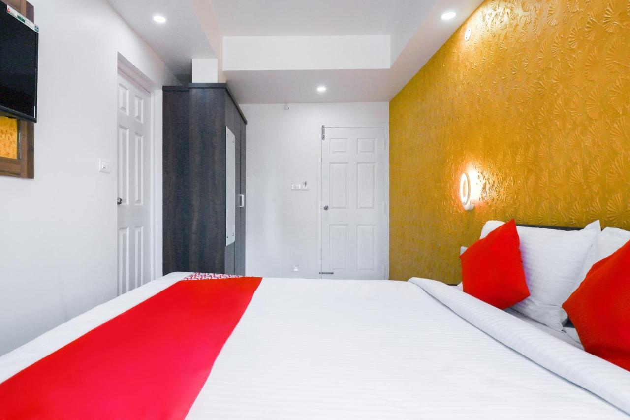 Capital O 71307 Feathers Hotel Kochi Esterno foto